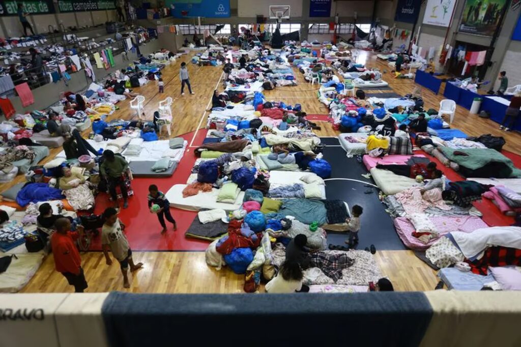 damnificados refugio por inundacion brasil